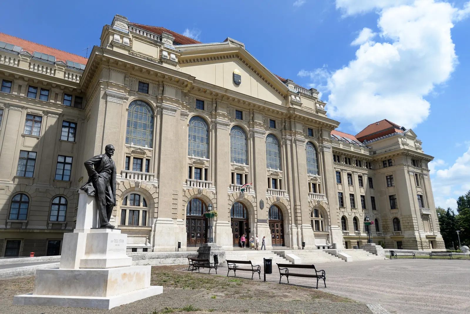Melegeket diszkriminált a Debreceni Egyetem, bírságolt az EBH