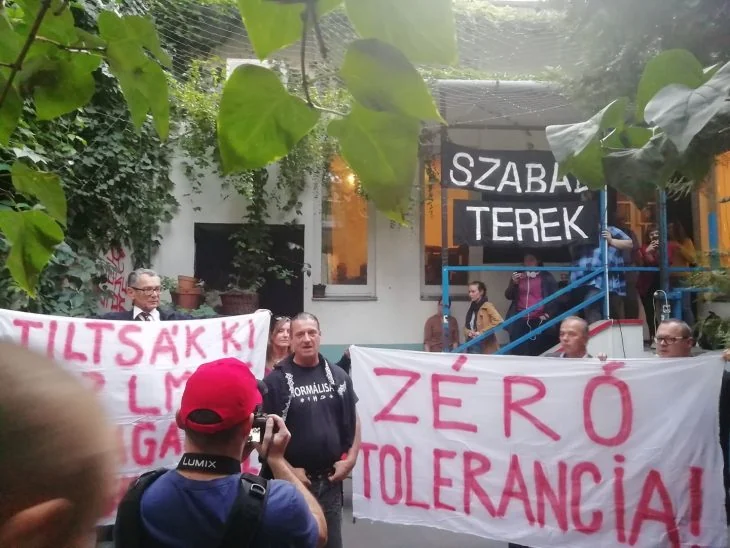 Jogellenes volt a rendőrség tétlensége a homofób támadókkal szemben az Aurórában